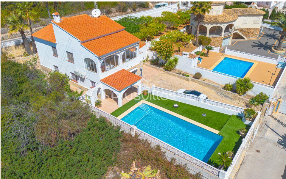 Prachtige villa met 4 slaapkamers en uitzicht op zee in Calpe.